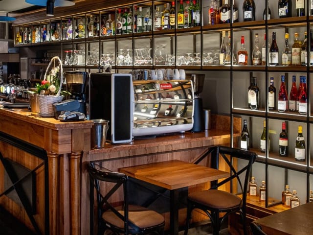 Sfeervolle bar van Brasserie Korenmarkt met warme verlichting