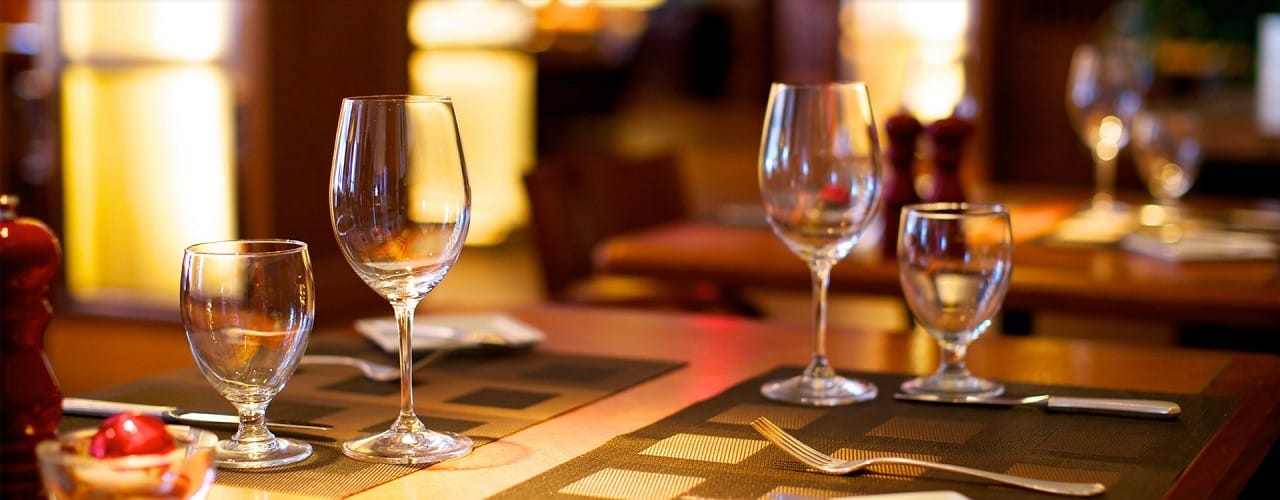 Gedekte tafel met wijnglazen en kaarslicht bij Brasserie Korenmarkt